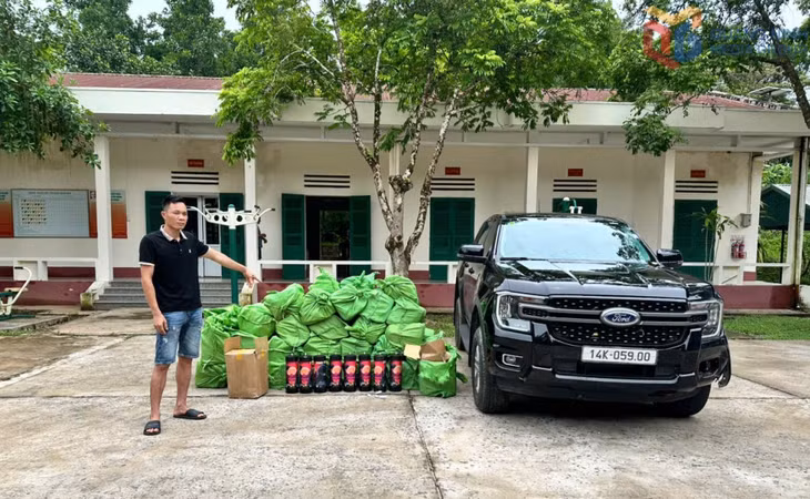 Nình A Thầu cùng tang vật 200 bình khí cười tại Đồn BP Bắc Sơn