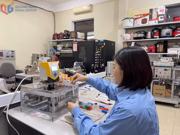 Cán bộ, viên chức Sở KH&amp;CN kiểm định tiêu chuẩn, đo lường, chất lượng.