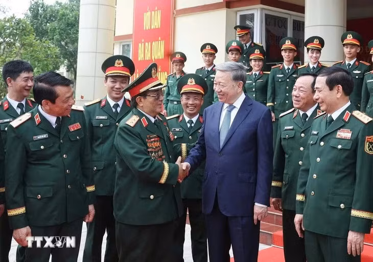 Tổng Bí thư Tô Lâm gặp mặt các tướng lĩnh, lực lượng tham gia chiến dịch Hồ Chí Minh. Trong ảnh: Trung tướng Đoàn Sinh Hưởng bắt tay Tổng Bí thư Tô Lâm. Ảnh: Tư liệu