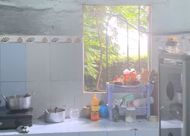 Khung cửa sổ tại khu vực bếp bị bẻ cong. Ảnh: Người dân cung cấp