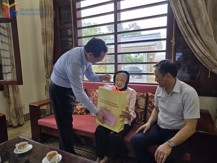 Đồng chí Điệp Văn Chiến, Trưởng ban Nội chính Tỉnh ủy, thăm và tặng quà Mẹ Việt Nam Anh hùng Hoàng Thị Lại (phường Hoành Bồ).