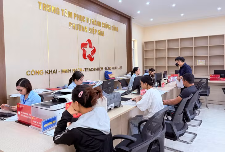 Giải quyết thủ tục hành chính cho công dân tại Trung tâm Phục vụ hành chính công phường Hiệp Hòa.