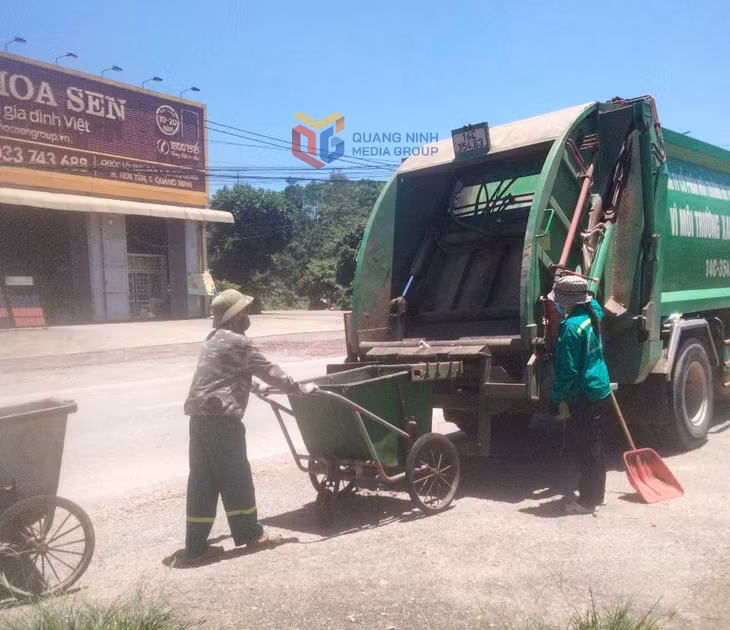 Công ty CP Môi trường đô thị Tiên Yên Quảng Ninh tổ chức thu gom, vận chuyển rác thải sinh hoạt tại xã Hải Lạng.