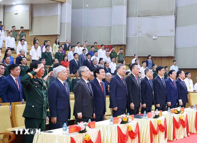Tổng Bí thư Tô Lâm cùng các đồng chí lãnh đạo, nguyên lãnh đạo Đảng Nhà nước thực hiện nghi lễ chào cờ. (Ảnh: Thống Nhất/TTXVN)
