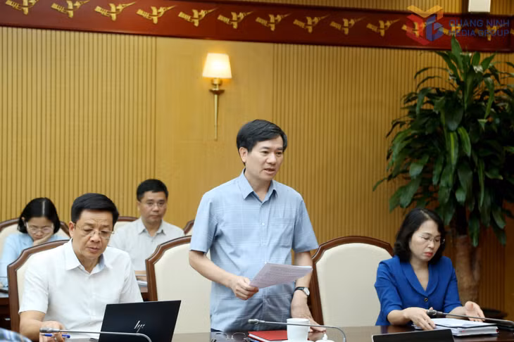 Đồng chí Vũ Quyết Tiến, Phó Bí thư Tỉnh ủy, phát biểu tại cuộc họp.