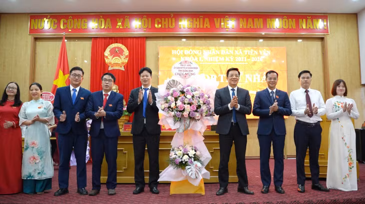 Đồng chí Nguyễn Văn Hồi, Chủ tịch Ủy ban MTTQ tỉnh, tặng hoa chúc mừng kỳ họp