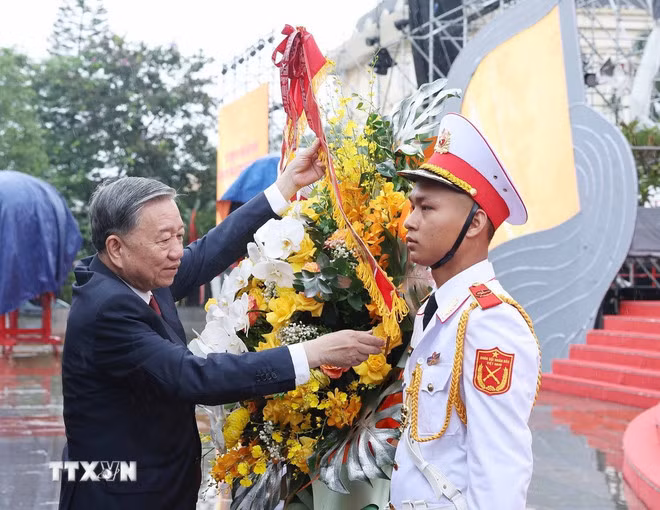 Tổng Bí thư Tô Lâm dâng hoa tại tượng đài Tổng Bí thư Nguyễn Văn Linh, tỉnh Hưng Yên. (Ảnh: Thống Nhất/TTXVN)