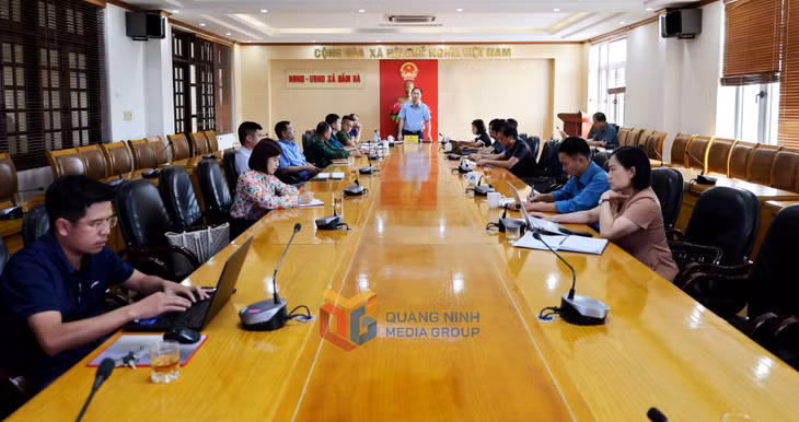 Đồng chí Tô Xuân Lợi, Phó Bí thư Đảng ủy, Chủ tịch UBND xã chỉ đạo triển khai công tác phòng chống bão số 3.