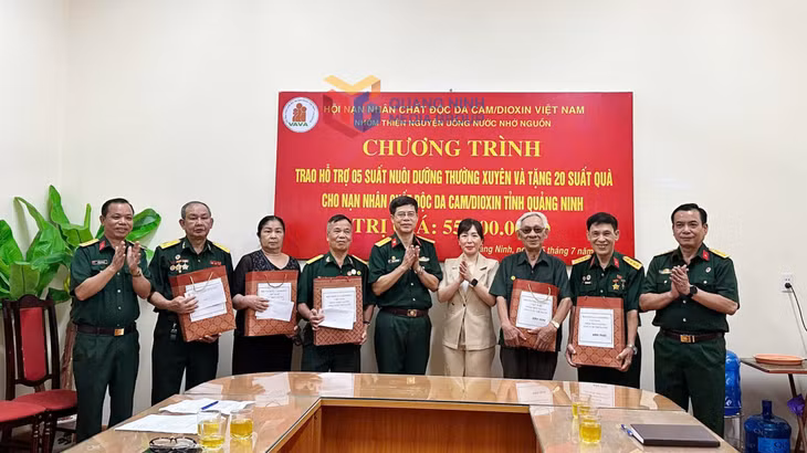 Trung ương Hội Nạn nhân CĐDC/dioxin Việt Nam và Hội Nạn nhân CĐDC/dioxin tỉnh cùng nhà hảo tâm trao hỗ trợ cho các nạn nhân da cam tại phường Hồng Gai và xã Quảng La.