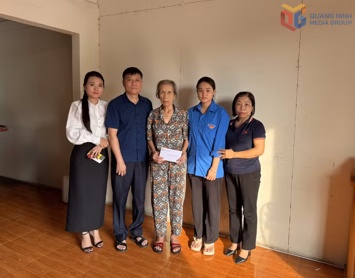 Chủ tịch Ủy ban MTTQ phường Cao Xanh Lê Hồng Hải (thứ 2, trái sang) trao tiền hỗ trợ cho hộ dân có hoàn cảnh đặc biệt khó khăn trên địa bàn.