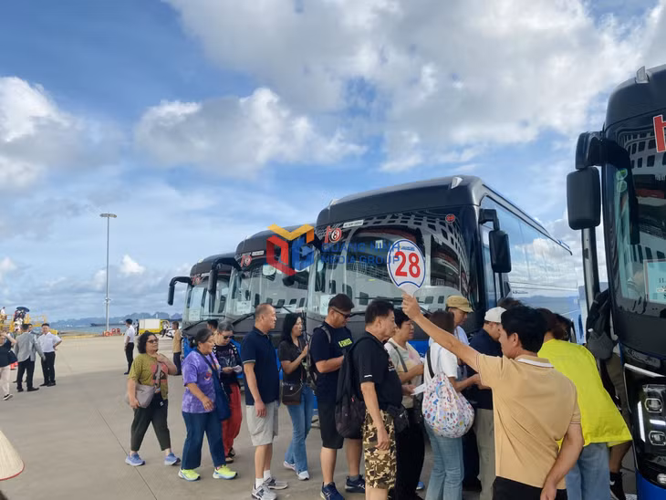 Du khách chuẩn bị lên xe khám phá Hạ Long. 
