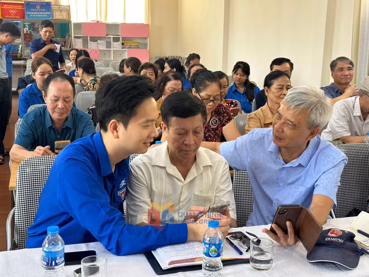 Các đoàn viên, thanh niên hỗ trợ ứng dụng trí tuệ nhân tạo trên điện thoại thông minh.