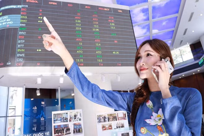 Chứng khoán thiết lập mức điểm cao nhất trong 25 năm qua. Ảnh: Lê Toàn