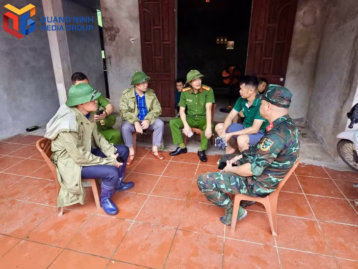 Chính quyền và các lực lượng chức năng động viên gia đình nạn nhân.