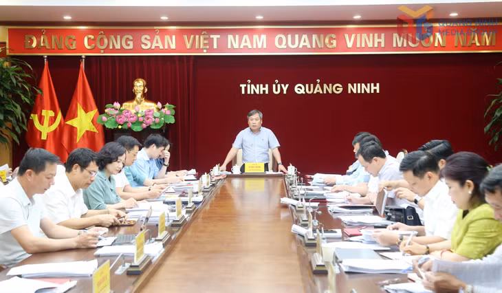 Đồng chí Vũ Đại Thắng, Ủy viên Trung ương Đảng, Bí thư Tỉnh ủy, Trưởng Đoàn ĐBQH tỉnh, kết luận hội nghị.