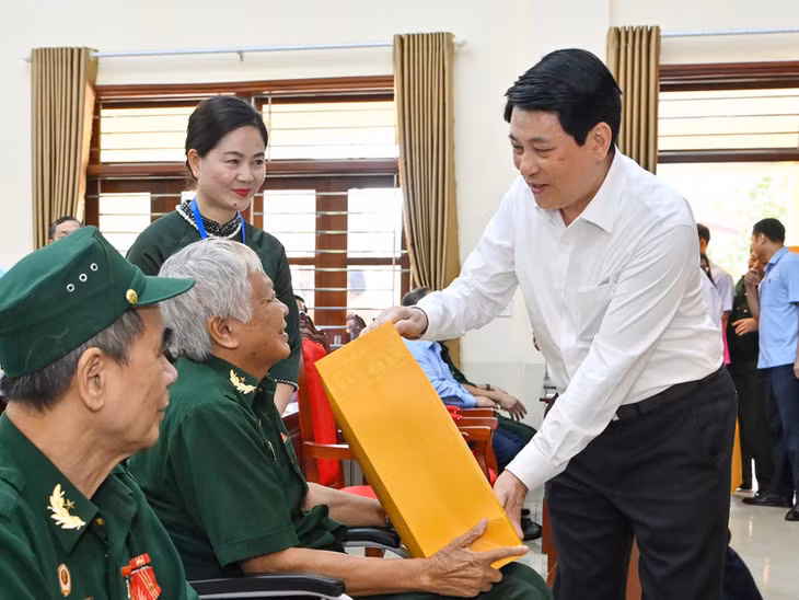 Chủ tịch nước Lương Cường thăm, tặng quà thương binh, bệnh binh.