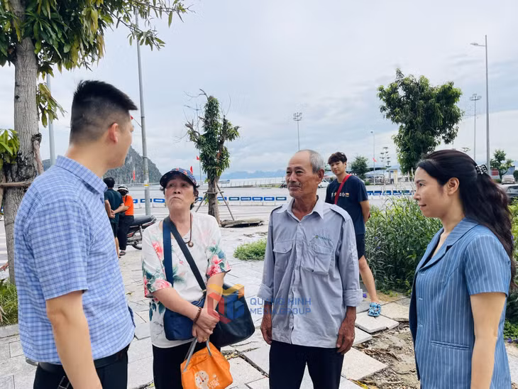 Lãnh đạo phường Hồng Gai kiểm tra tiến độ Dự án khu văn hoá Núi Bài Thơ và Đền Đức Ông Trần Quốc Nghiễn và trò chuyện với người dân ở khu vực.