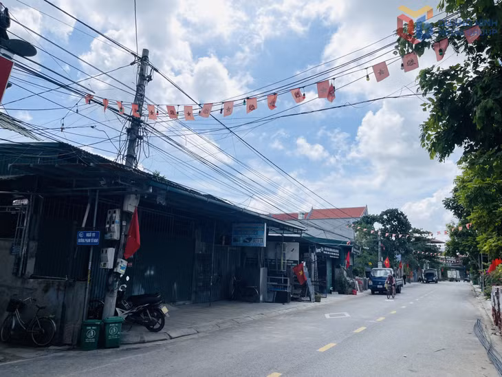 Dây điện, cáp viễn thông giăng mắc chằng chịt, ngay phía trên nhà dân.