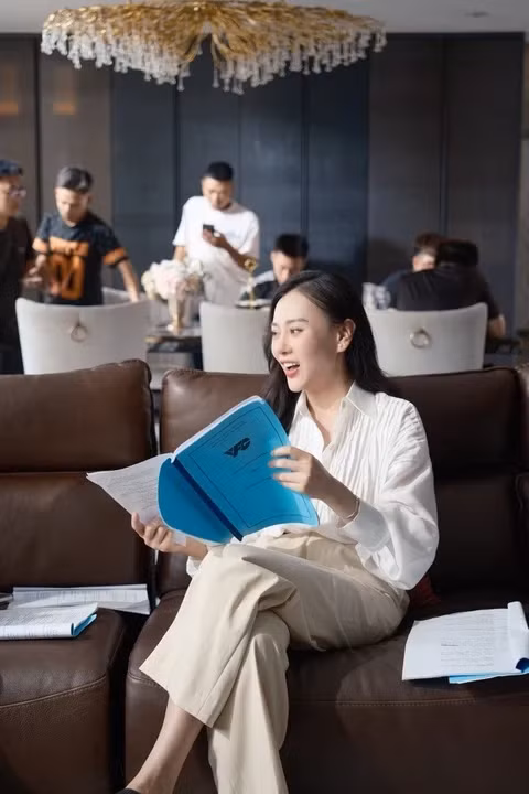 Hình ảnh Phương Oanh tại đoàn phim. Ảnh: @phuongoanh.