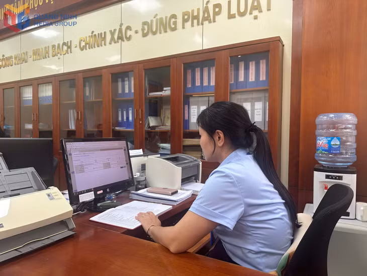Cán bộ Trung tâm Phục vụ hành chính công phường Tuần Châu kiểm tra kết quả giải quyết thủ tục hành chính.