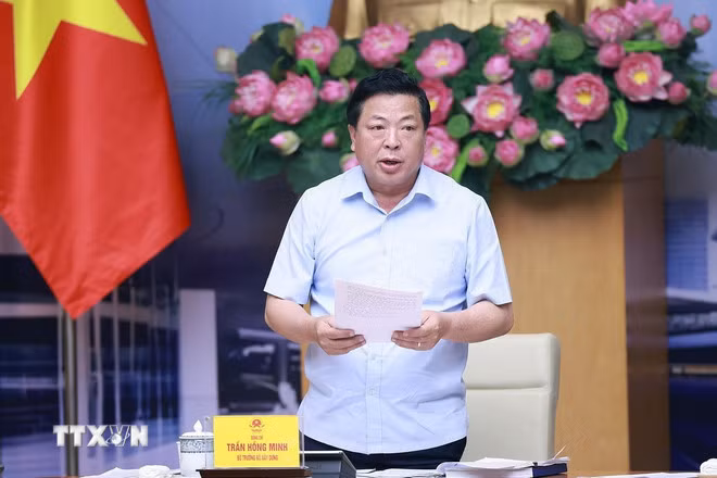 Bộ trưởng Bộ Xây dựng Trần Hồng Minh báo cáo tình hình triển khai các công trình trọng điểm, dự án quan trọng quốc gia lĩnh vực đường sắt. (Ảnh: Dương Giang/TTXVN)