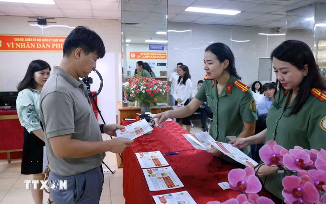 Người nước ngoài cư trú tại Việt Nam đến làm thủ tục cấp tài khoản định danh điện tử tại Cục quản lý xuất nhập cảnh, Bộ Công an trong ngày 1/7/2025. (Ảnh: Phạm Kiên/TTXVN)