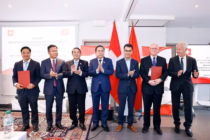Chủ tịch Quốc hội Trần Thanh Mẫn chứng kiến Lễ trao biên bản ghi nhớ về hợp tác phát triển trung tâm tài chính quốc tế giữa Cục Đầu tư nước ngoài (Bộ Tài chính Việt Nam) và Hiệp hội Công nghệ tài chính Thụy Sĩ (Fintech Thụy Sĩ). (Ảnh: Doãn Tấn/TTXVN)