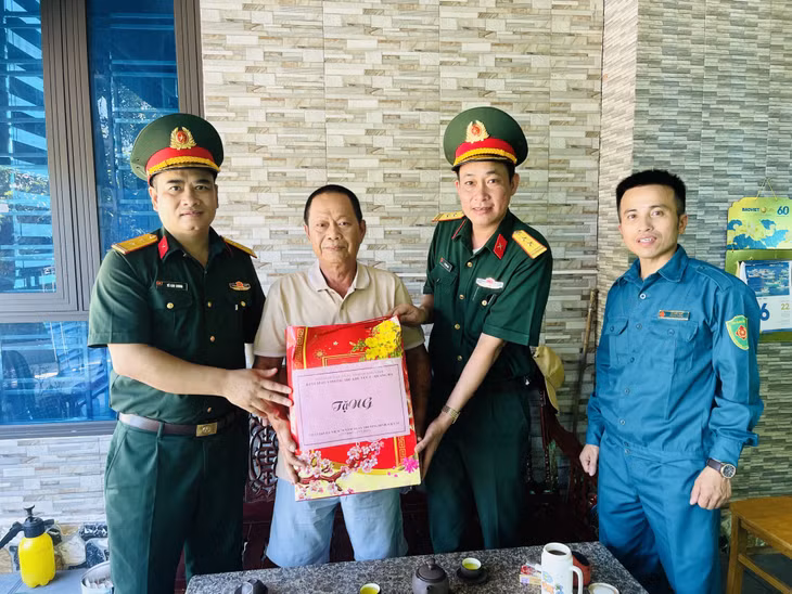 Lãnh đạo Ban Chỉ huy Phòng thủ Khu vực 1 - Quảng Hà tặng quà cho người có công với cách mạng ở xã Đường Hoa.