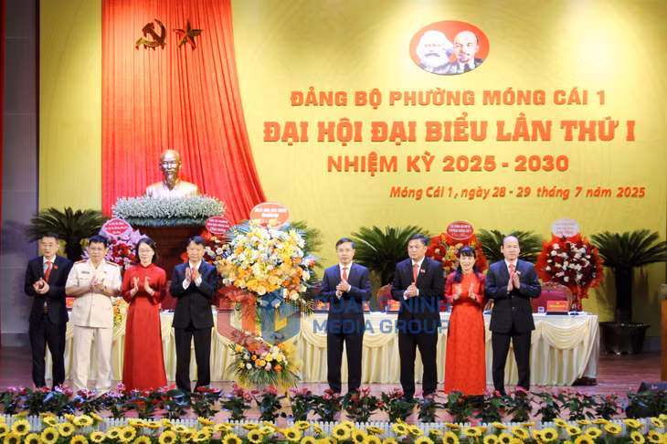Đồng chí Phạm Đức Ấn, Phó Bí thư Tỉnh ủy, Chủ tịch UBND tỉnh, tặng hoa chúc mừng Đại hội đại biểu Đảng bộ phường Móng Cái 1 lần thứ I, nhiệm kỳ 2025 - 2030 (7-2025). Ảnh: Mạnh Trường