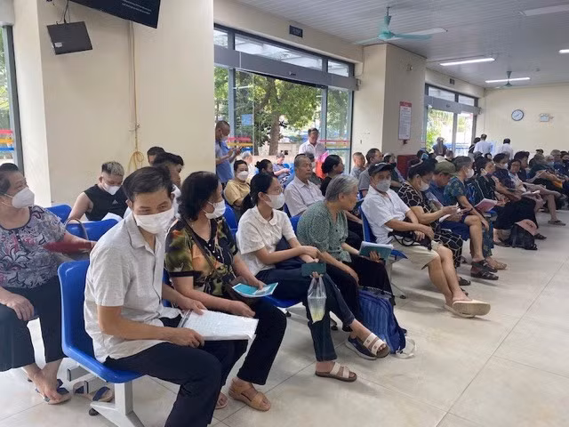 Người dân chờ khám bệnh bảo hiểm y tế. Bên cạnh các quy định mới về kê đơn thuốc, Bộ Y tế đã quy định sẽ bỏ sổ mẫu khám bệnh tại Thông tư. Ảnh: Thùy Linh