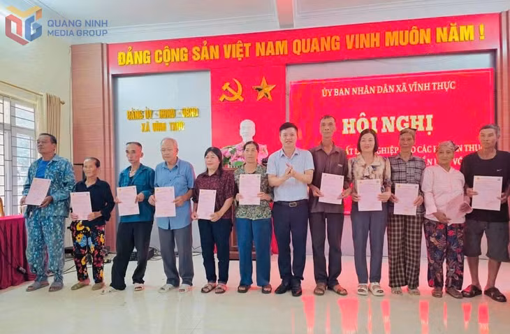 Lãnh đạo xã Vĩnh Thực trao 95 giấy CNQSD đất lâm nghiệp cho 79 hộ gia đình, cá nhân trên địa bàn xã.