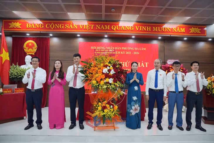 Đồng chí Nguyễn Thị Thuý, Giám đốc Sở GD&amp;ĐT đến dự, chúc mừng kỳ họp thứ nhất HĐND phường Hà Lầm, nhiệm kỳ 2021-2026.