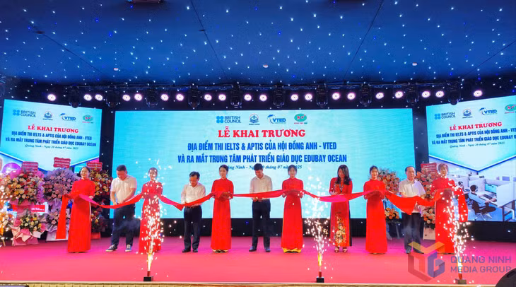 Đại diện Hội đồng Anh và Công ty TNHH Thương mại &amp; Phát triển Giáo dục Việt Nam cắt băng khai trương địa điểm thi IELTS và APTIS.