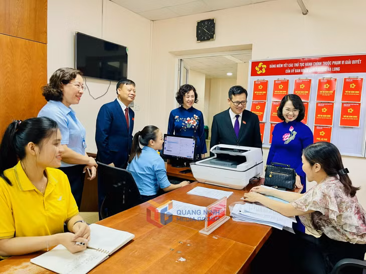 Ngay sau kỳ họp, đồng chí Trịnh Thị Minh Thanh, Phó Bí thư Thường trực Tỉnh ủy, Chủ tịch HĐND tỉnh đã đi kiểm tra hoạt động của Trung tâm phục vụ Hành chính công phường Hạ Long.