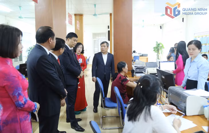 Phó Chủ tịch Quốc hội Vũ Hồng Thanh cùng các đồng chí lãnh đạo tỉnh kiểm tra ngày đầu vận hành chính quyền địa phương 2 cấp tại Trung tâm Phục vụ Hành chính công đặc khu Vân Đồn.