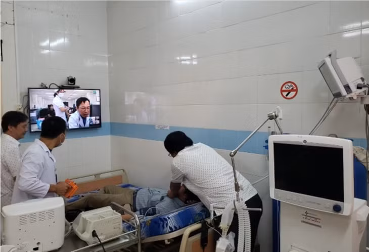 Khám chữa bệnh, sơ cấp cứu cho người dân tại Côn Đảo.