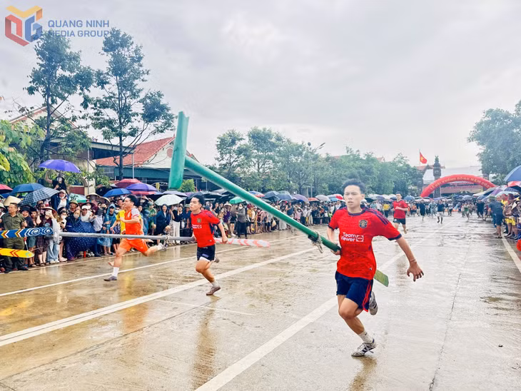 Sau thi cấy lúa là hội thi bơi chải truyền thống trên sông Cửa Đình. Bắt đầu một keo bơi chải, VĐV của các đội sẽ cầm sào hoặc mái chèo chạy thật nhanh để trao cho các thành viên của đội.