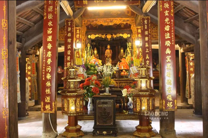 Sau tòa Tam bảo là khối kiến trúc Nhà Tổ đệ nhất (Cung tổ, cung Thánh tổ). Nhà Tổ đệ nhất là tòa thờ ba tổ sư khai sáng Thiền phái Trúc Lâm Yên Tử là Đức vua - Phật hoàng Trần Nhân Tông, thiền sư Pháp Loa và thiền sư Huyền Quang.