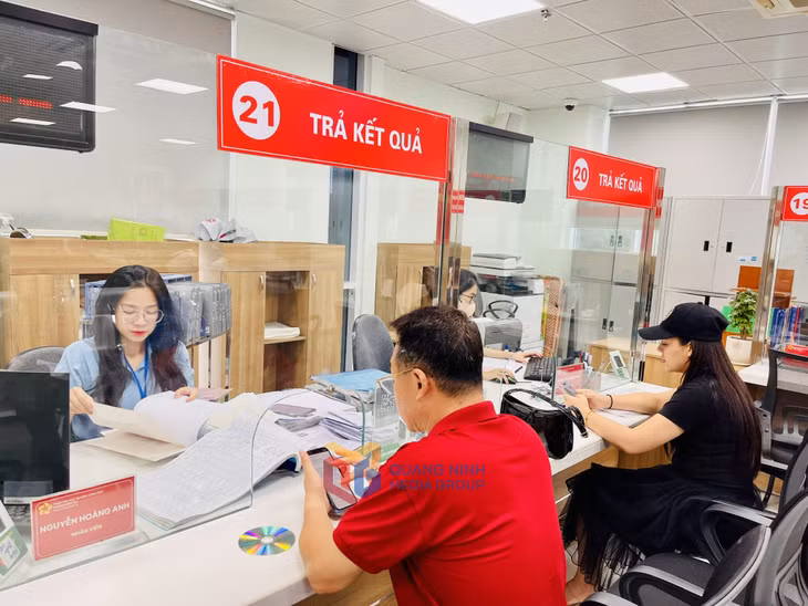 Người dân giải quyết thủ tục hành chính tại Trung tâm Phục vụ hành chính công phường Hồng Gai.