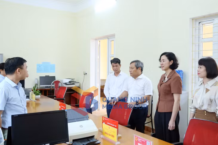 Đồng chí Bí thư Tỉnh ủy kiểm tra tại Trung tâm Phục vụ Hành chính công xã Kỳ Thượng (7-2025). Ảnh: Thu Chung