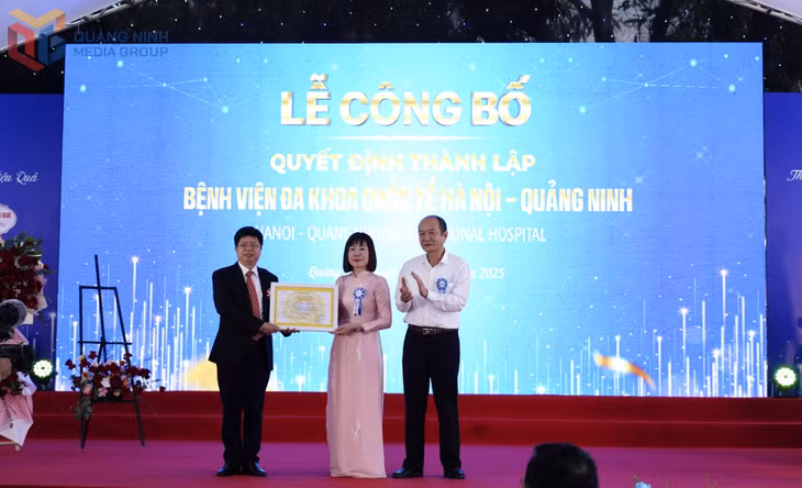 Phó Cục trưởng Cục Quản lý khám chữa bệnh (Bộ Y tế) trao Quyết định thành lập Bệnh viện Đa khoa Quốc tế Hà Nội - Quảng Ninh.