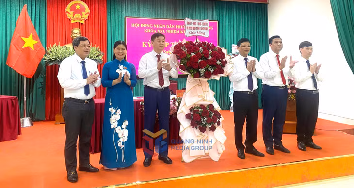 Đồng chí Nghiêm Xuân Cường, Phó Chủ tịch UBND tỉnh tặng hoa chúc mừng các đồng chí được chỉ định làm Chủ tịch, Phó Chủ tịch HĐND và UBND phường Việt Hưng.