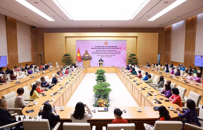 Buổi gặp của Thủ tướng Phạm Minh Chính với các nhà ngoại giao nữ Việt Nam và quốc tế nhân dịp kỷ niệm ngày Quốc tế Phụ nữ ngành Ngoại giao. (Ảnh: Dương Giang/TTXVN)