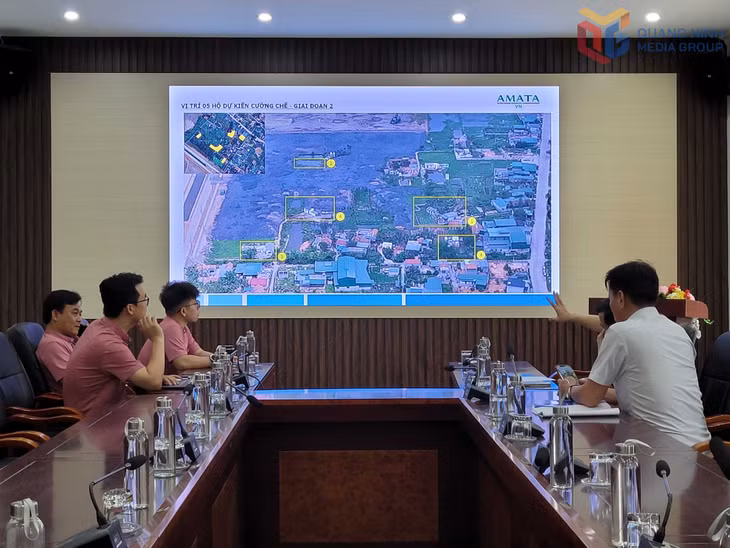 Lãnh đạo phường Hiệp Hòa cùng cơ quan chuyên môn làm việc với chủ đầu tư dự án khu CN Sông Khoai để tháo gỡ khó khăn vướng mắc trong GPMB.