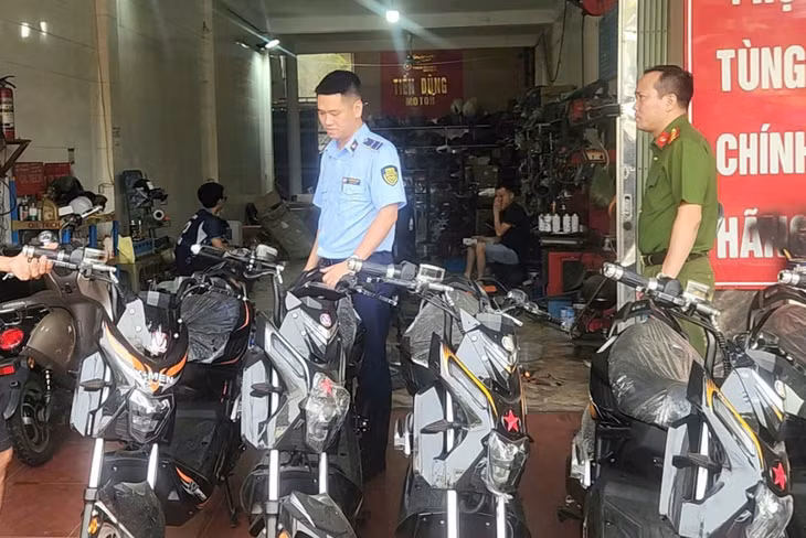 Qua kiểm tra, cơ quan chức năng đưa xe máy điện giả về trụ sở, để phục vụ công tác điều tra. Ảnh: CACC