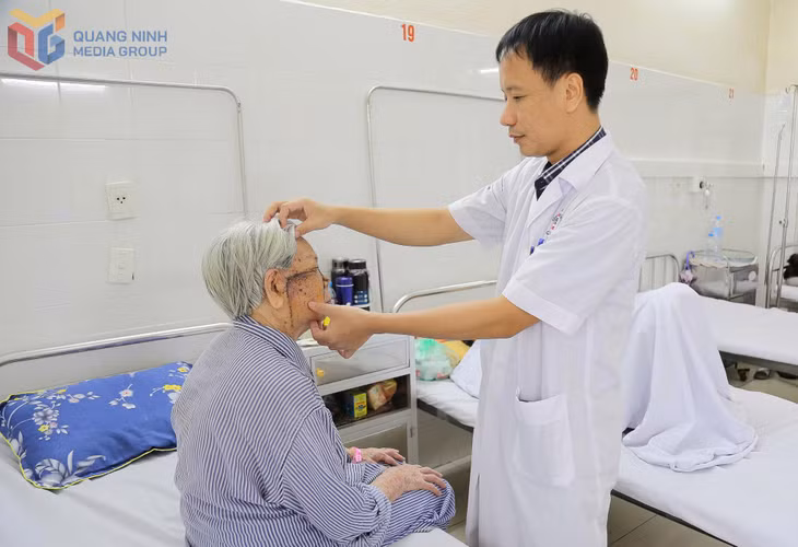Bác sĩ khoa Ung bướu (Bệnh viện Đa khoa tỉnh) thăm khám vết thương sau phẫu thuật cho bệnh nhân N.