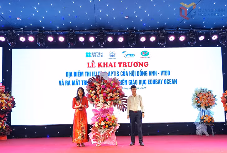 Đại diện Hội đồng Anh chúc mừng Trung tâm Phát triển Giáo dục EduBay Ocean trở thành địa điểm thi IELTS và APTIS mới của Hội đồng Anh.