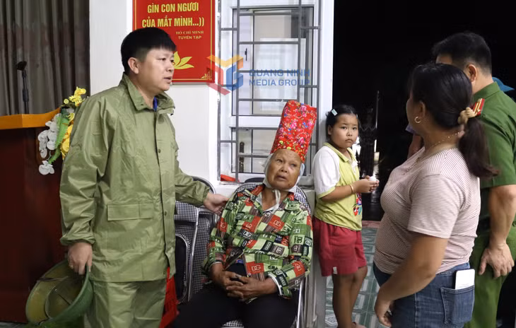 Đồng chí Đào Biên Thùy, Bí thư Đảng ủy, Chủ tịch HĐND xã, kiểm tra công tác phòng chống bão tại bản Thanh Lâm.