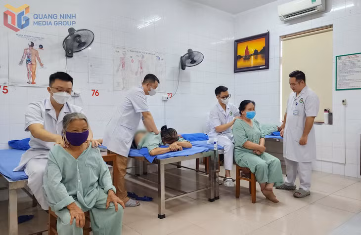 Người bệnh cao tuổi đang điều trị tại khoa Lão khoa (Bệnh viện Y dược cổ truyền Quảng Ninh)