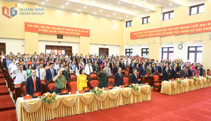 Các đại biểu tham dự Đại hội thực hiện nghi lễ Chào cờ.